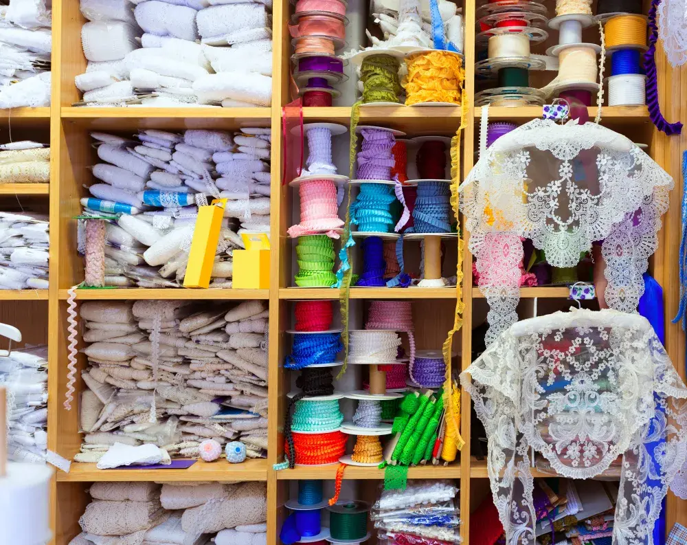 cintas, encajes, botones, hilo